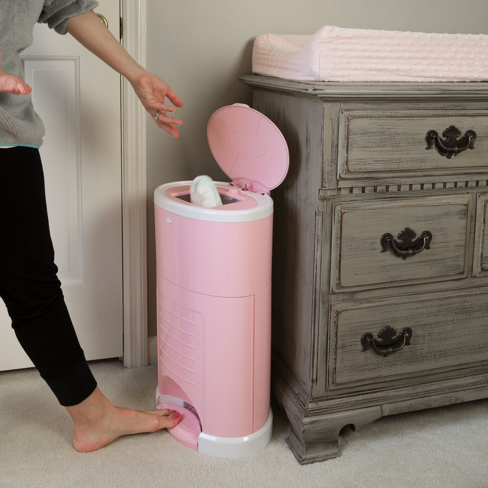 dekor-diaper-pail-plus-pink-lifestyle-2-low-res